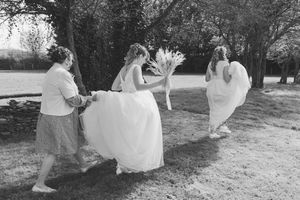 Moment couple avec les mariées - mariage queer