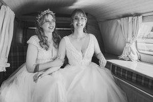 Les mariées dans le combi volkswagen - mariage queer