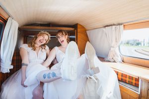Les mariées dans le combi volkswagen - mariage queer