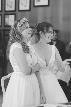 Cérémonie à la mairie, les mariées - mariage queer