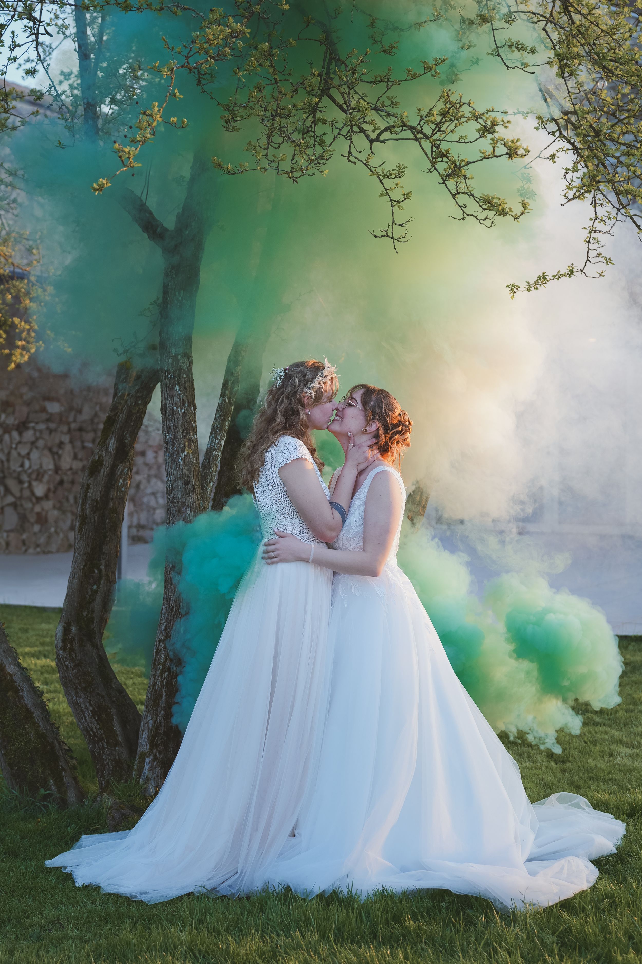 Les mariées avec de la fumée colorée - mariage queer