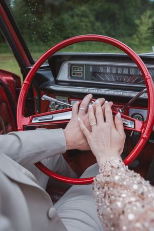 Les mains des mariés avec leur bague