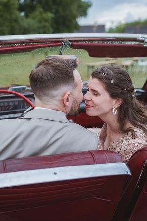 Moment couple dans la voiture pendant la mariage surprise
