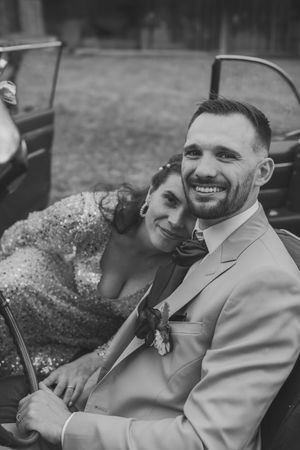 Moment couple dans la voiture pendant la mariage surprise