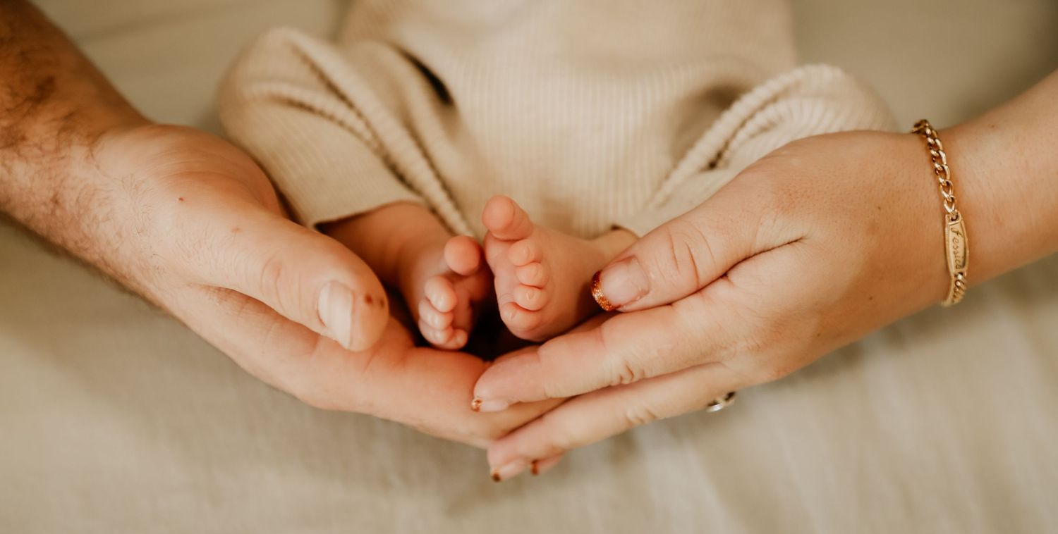 Cradling feet during a Newborn Lifestyle.