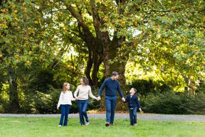 Family holding hands and walking in Volunteer Park.