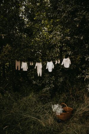 New born baby shoot met baby kleding aan waslijn