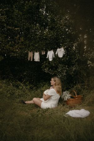 New born baby shoot met baby kleding aan waslijn