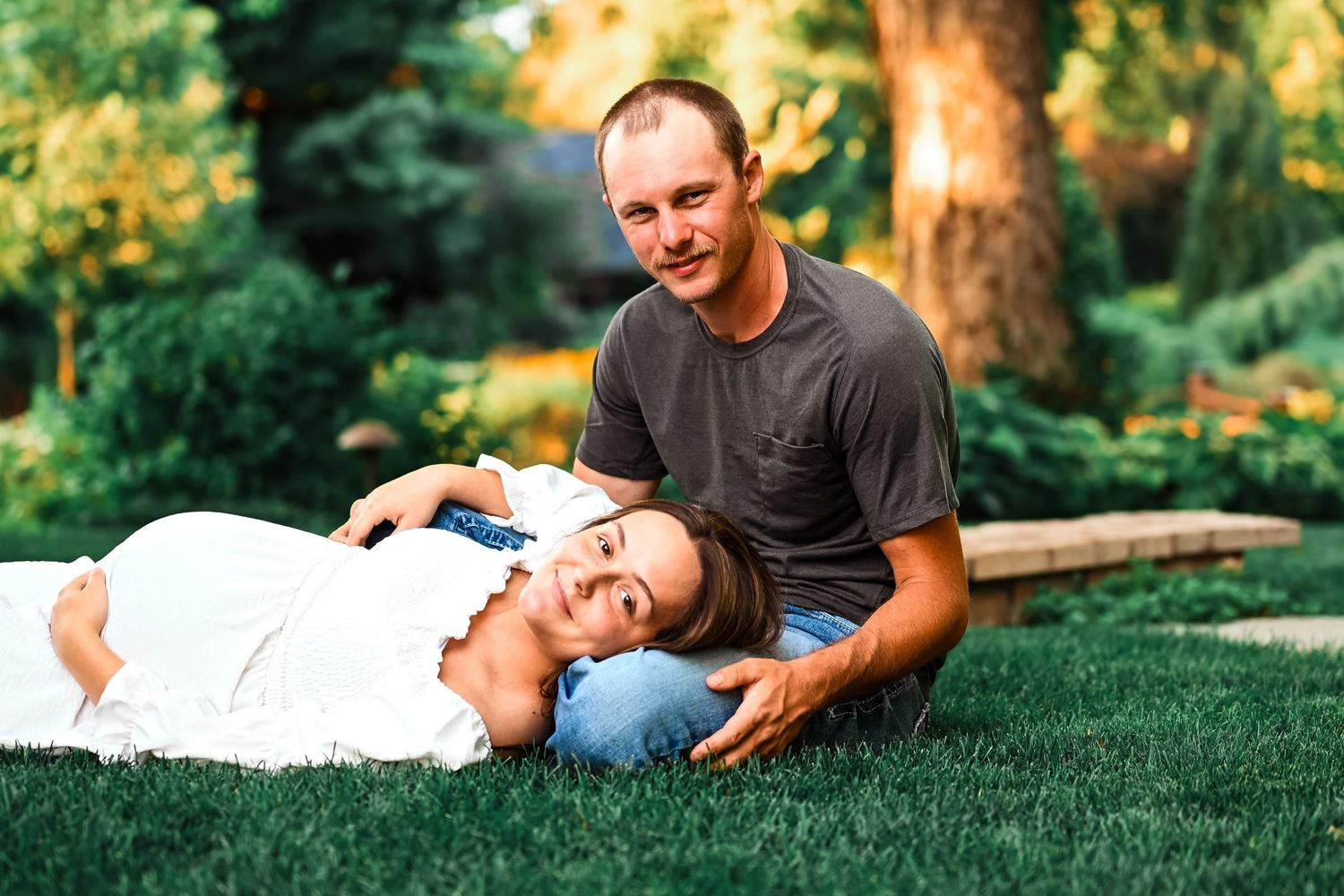 Maternity photoshoot of mamma and her significant other at Hamstra Gardens.