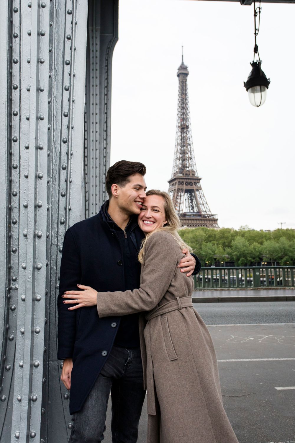 Elite Paris photoshoot experience: Private car tour by Picmytrip Paris. Photos is at the Eiffel Tower
