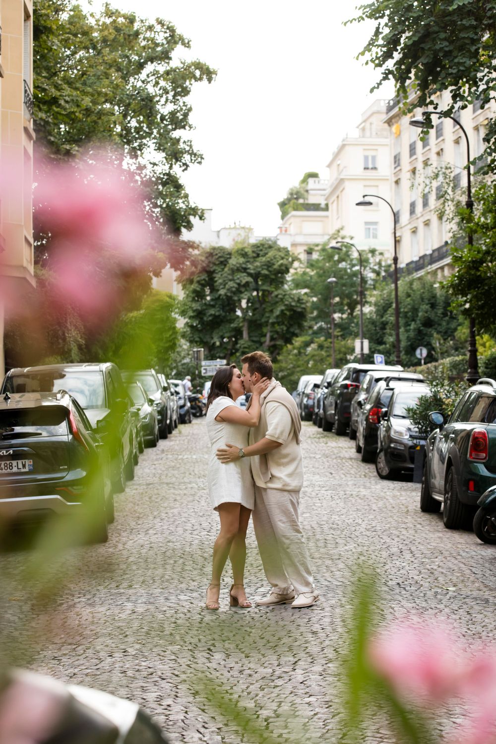 PAris streets feeling couple celebrating their love, flowers in front. captured by Paris photographer Julien LB.