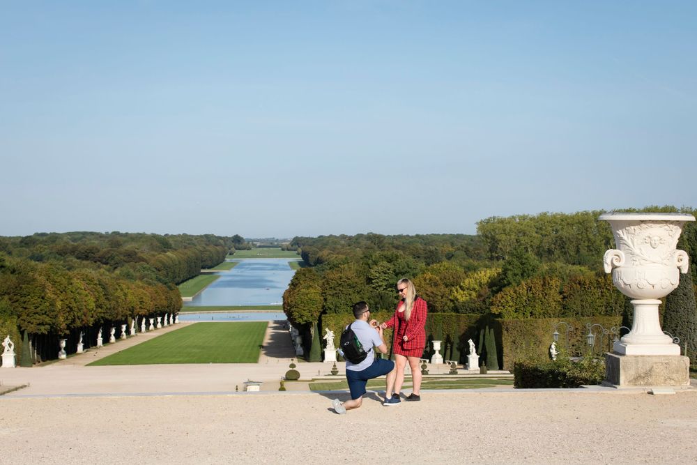 Best surprise proposal locations in Paris planned and shot by Picmytrip Paris. At Versailles garden, photos by Julien LB Photography Paris