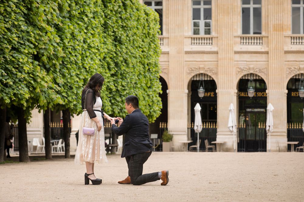Stealth proposal photography in Paris at se special and beautiful garden by Julien LB Photography with Picmytrip Paris.