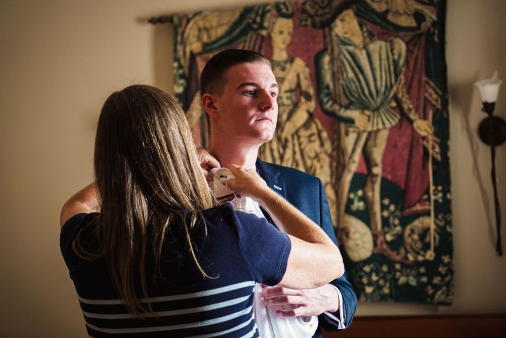 Photo de mariage, préparation du marié, par Chloé Cabanes