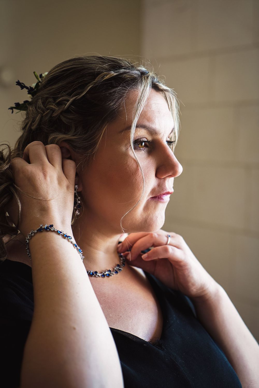 Photo de mariage, préparation de la mariée, par Chloé Cabanes