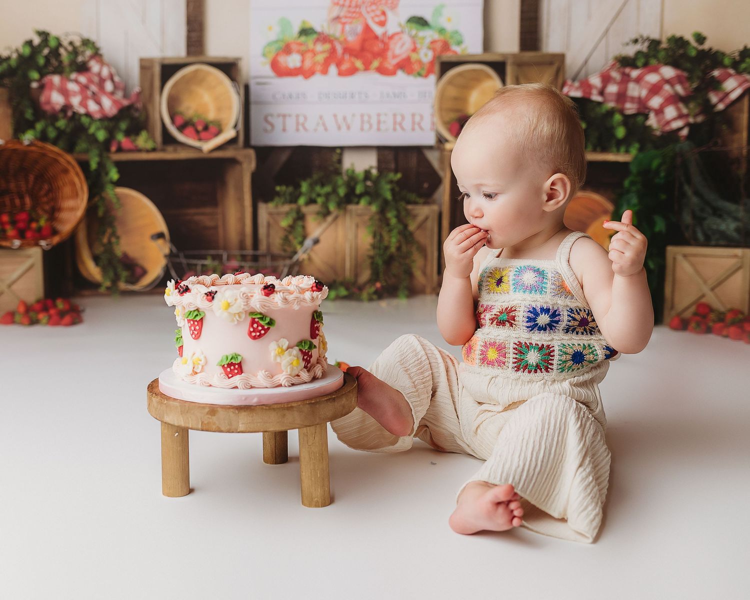 maine cake smash sessions with berry theme