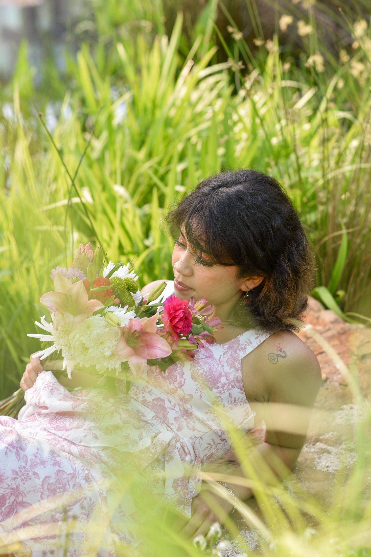 Senior session, outdoor, city, bright and airy, graduation, ethereal