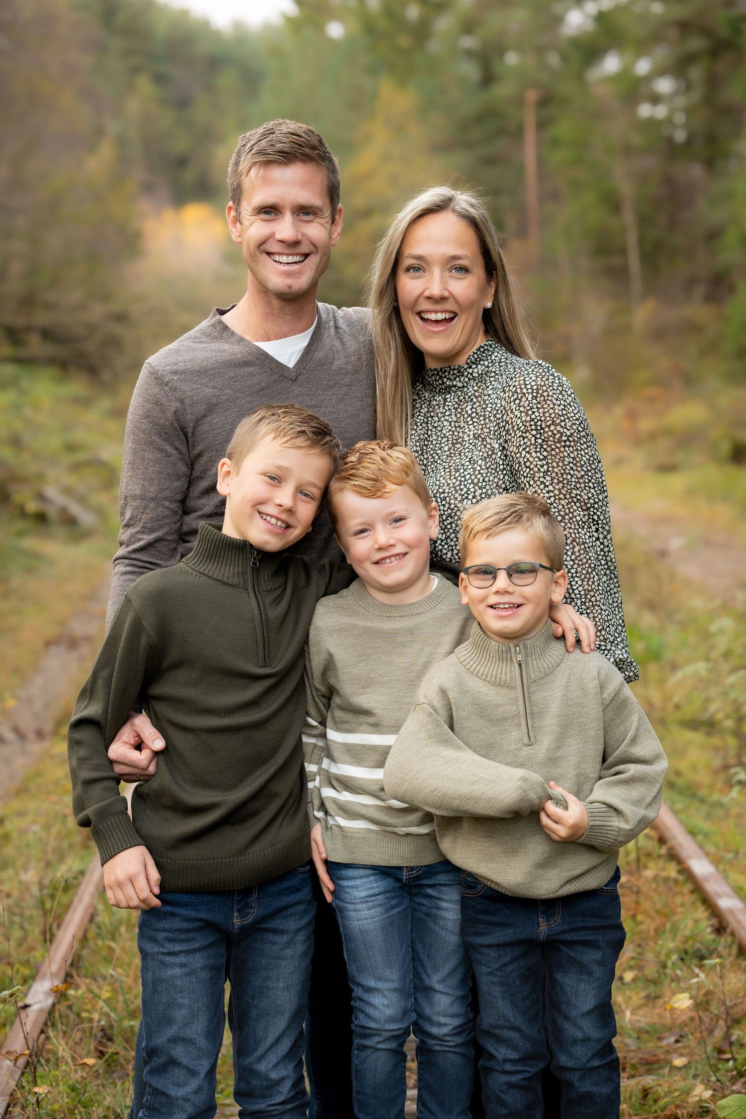 Smilende familie på utendørs familiefotografering i Sandnes