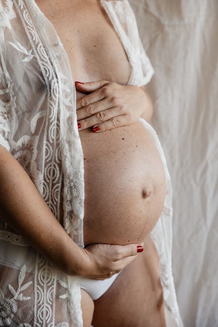 Shooting grossesse a Lille : mettre en lumiere la beaute et la puissance de la maternite a travers des cliches doux et poetiques