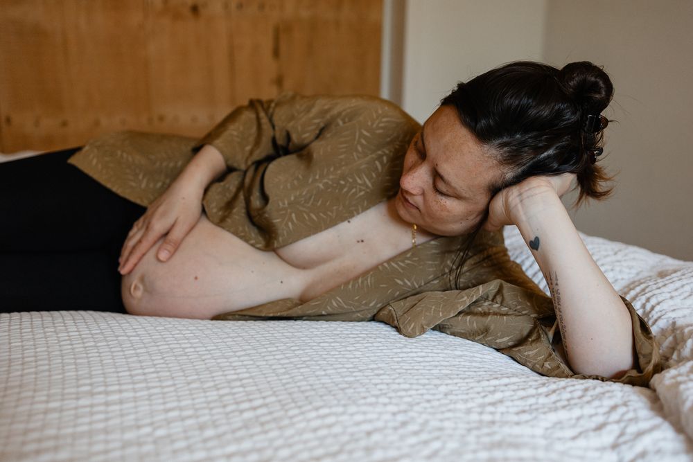 Trouver un photographe grossesse a Lille pour creer des photos douces naturelles et authentiques de ma maternite. Femme enceinte allongee