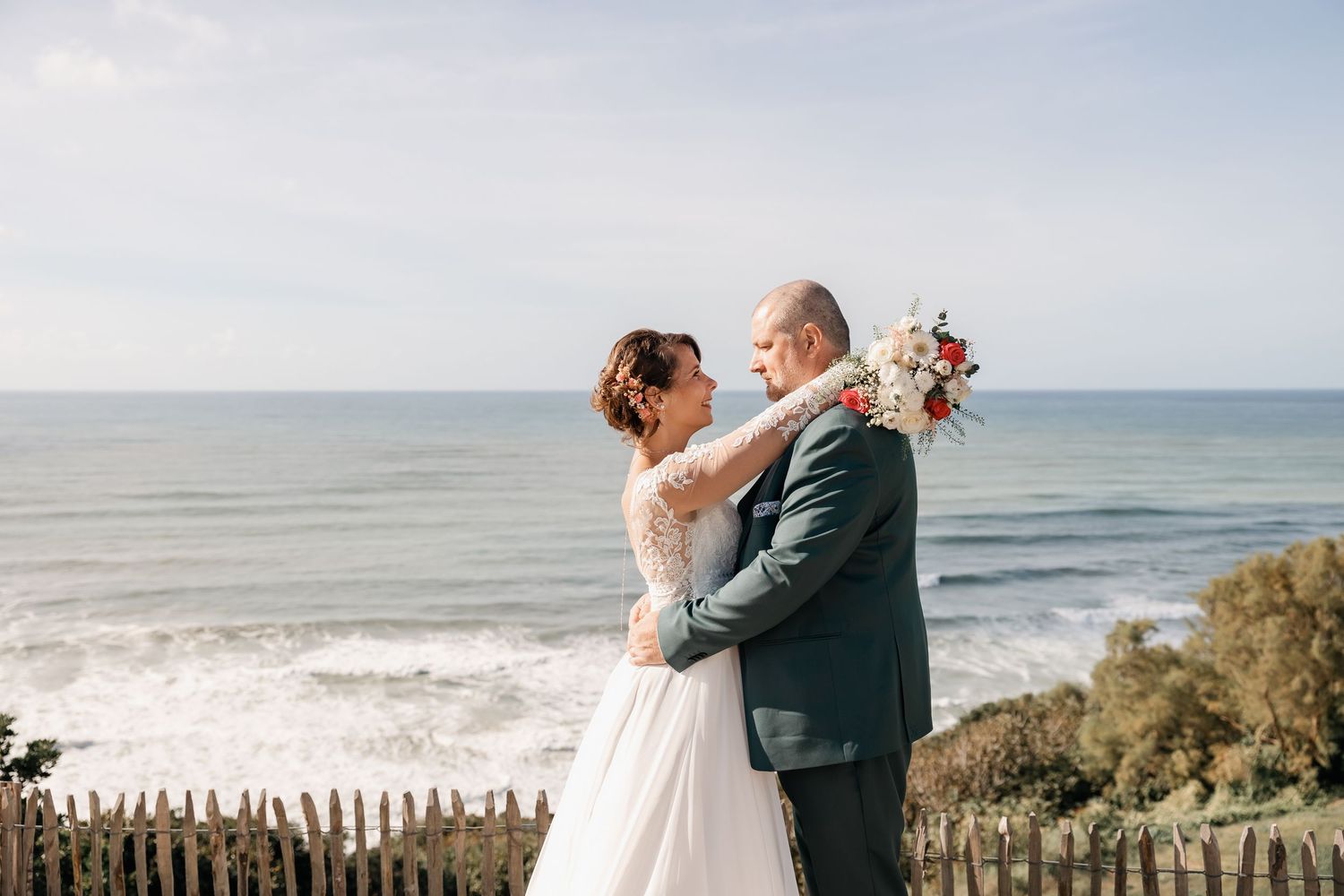 Couple de mariés à la plage dans les Landes