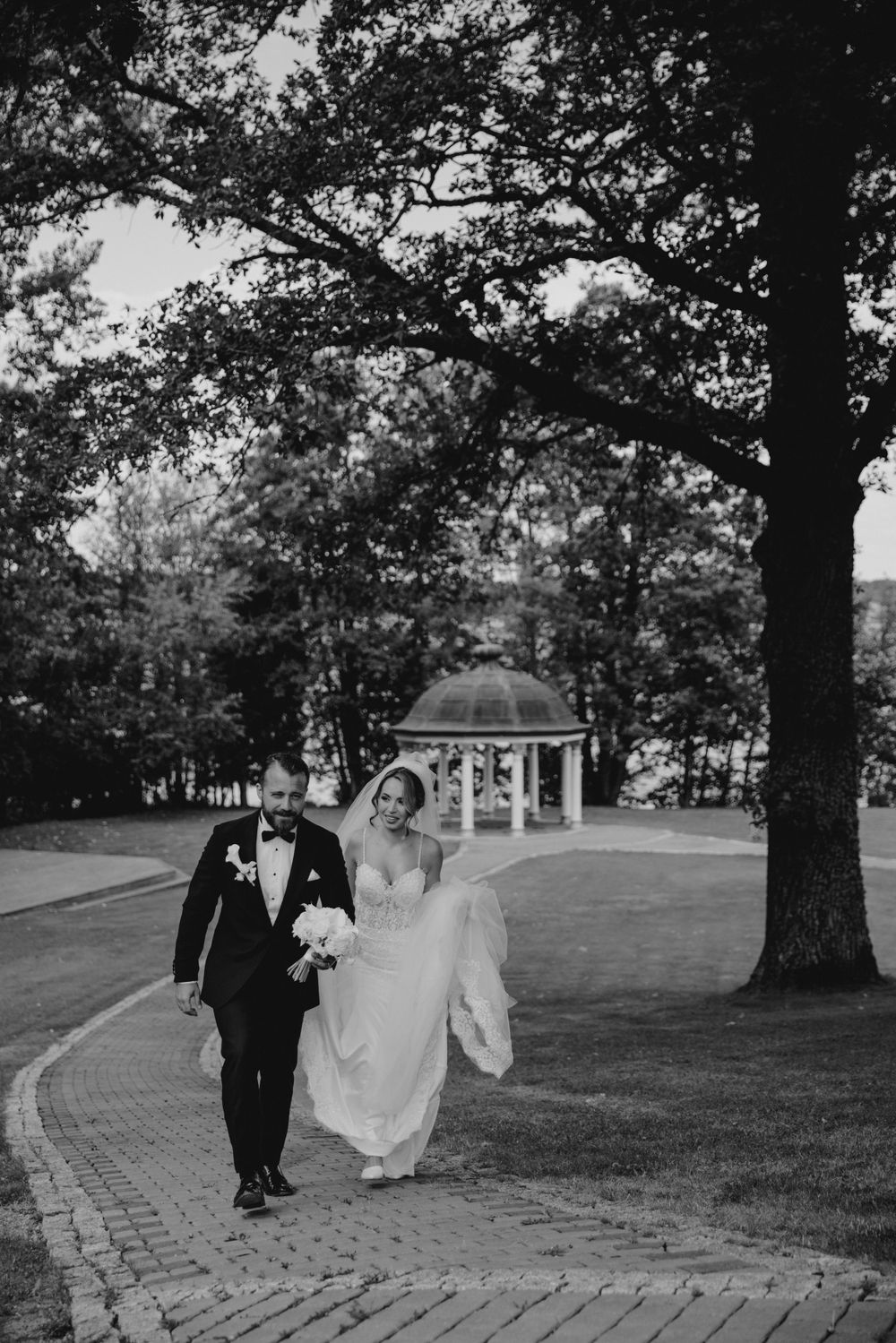 Bröllopsfotograf tar bilder på brudpar under bröllop på gripsholms slott i augusti