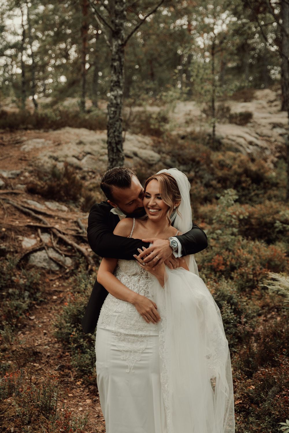 Bröllopsfotograf tar bilder på brudpar under bröllop på gripsholms slott i augusti