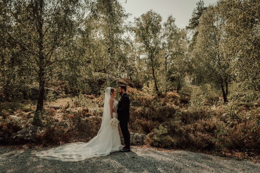 Bröllopsfotograf tar bilder på brudpar under bröllop på gripsholms slott i augusti