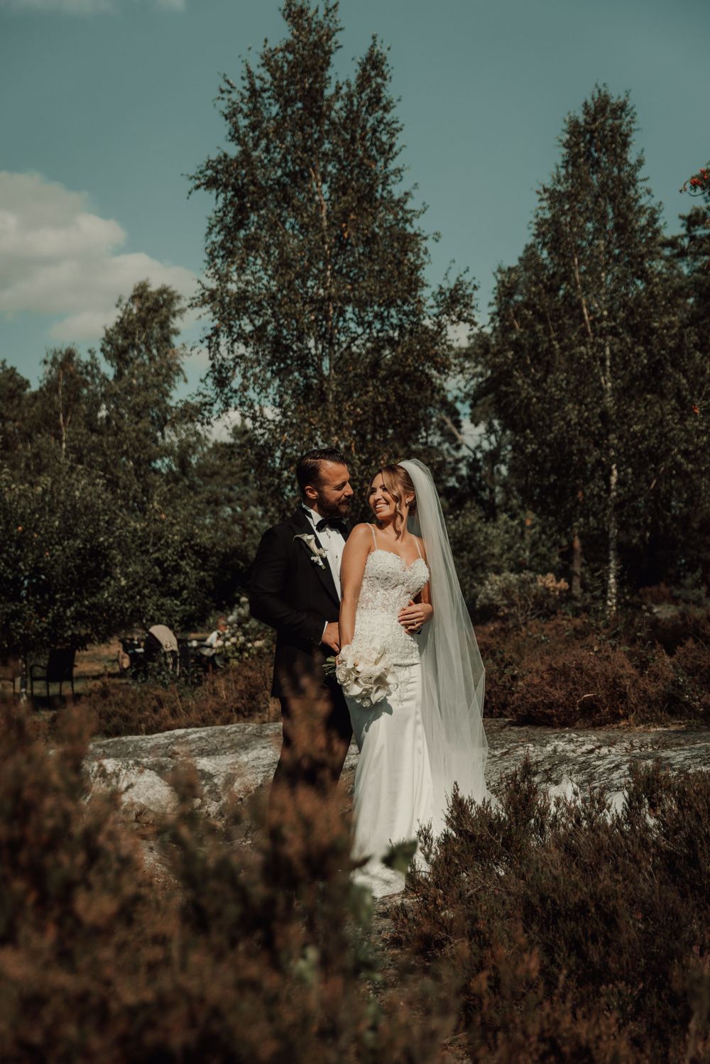 Bröllopsfotograf tar bilder på brudpar under bröllop på gripsholms slott i augusti