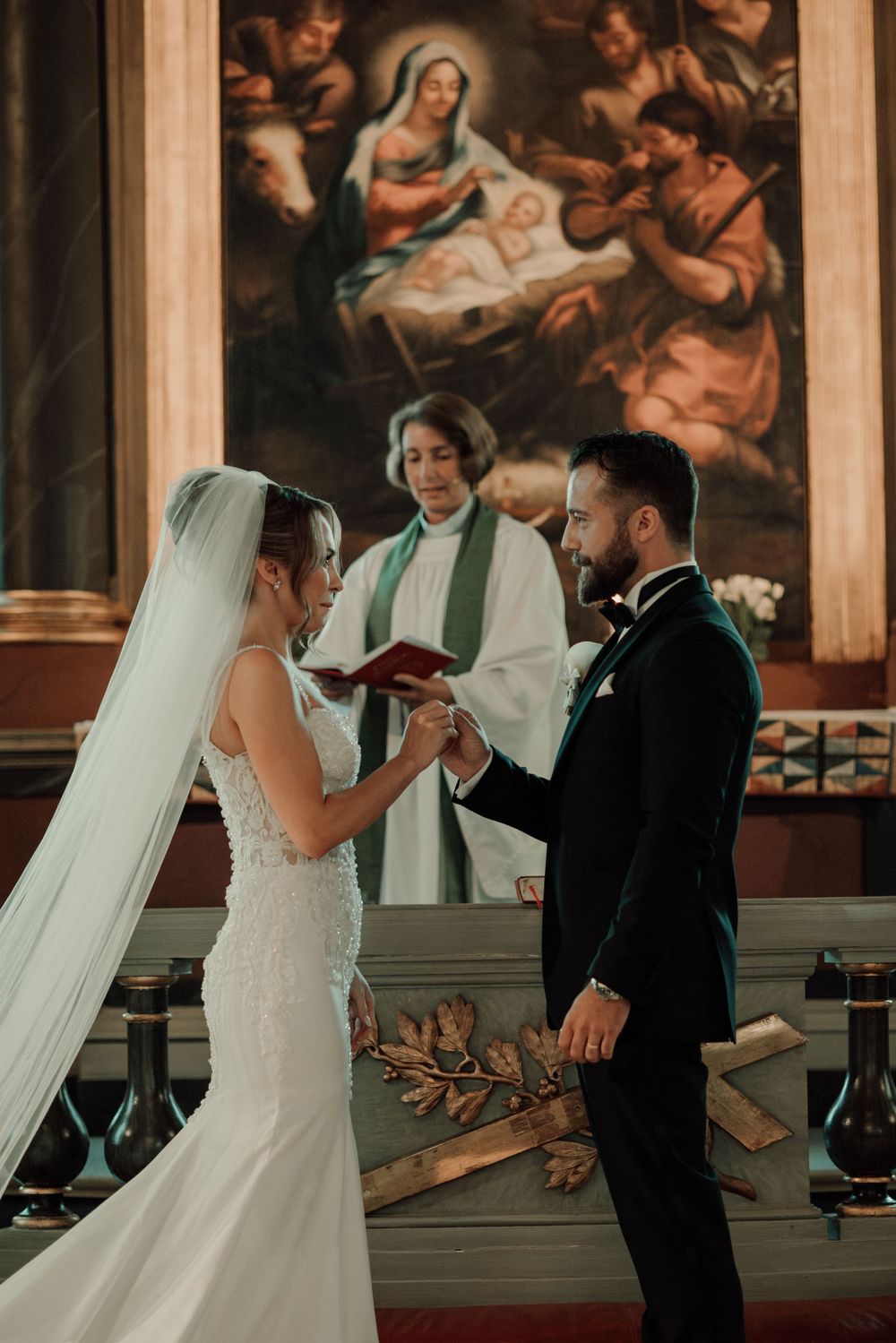 Bröllopsfotograf tar bilder på brudpar under vigsel i Mariefreds kyrka i augusti