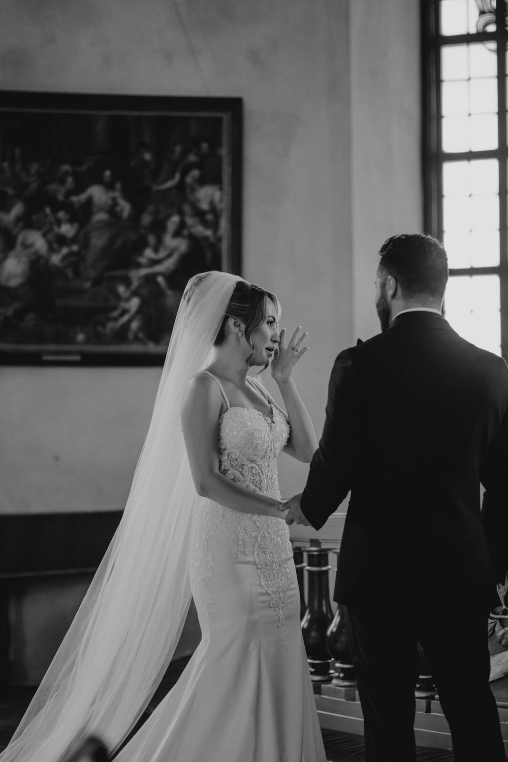 Bröllopsfotograf tar bilder på brudpar under vigsel i Mariefreds kyrka i augusti