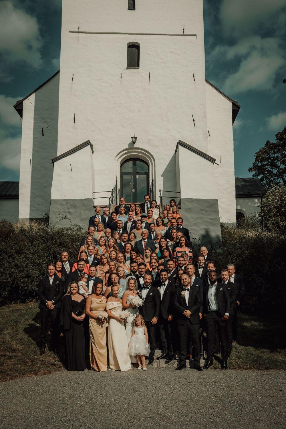Bröllopsfotograf i stockholm
 tar bilder på brudpar under vigsel i Mariefreds kyrka i augusti