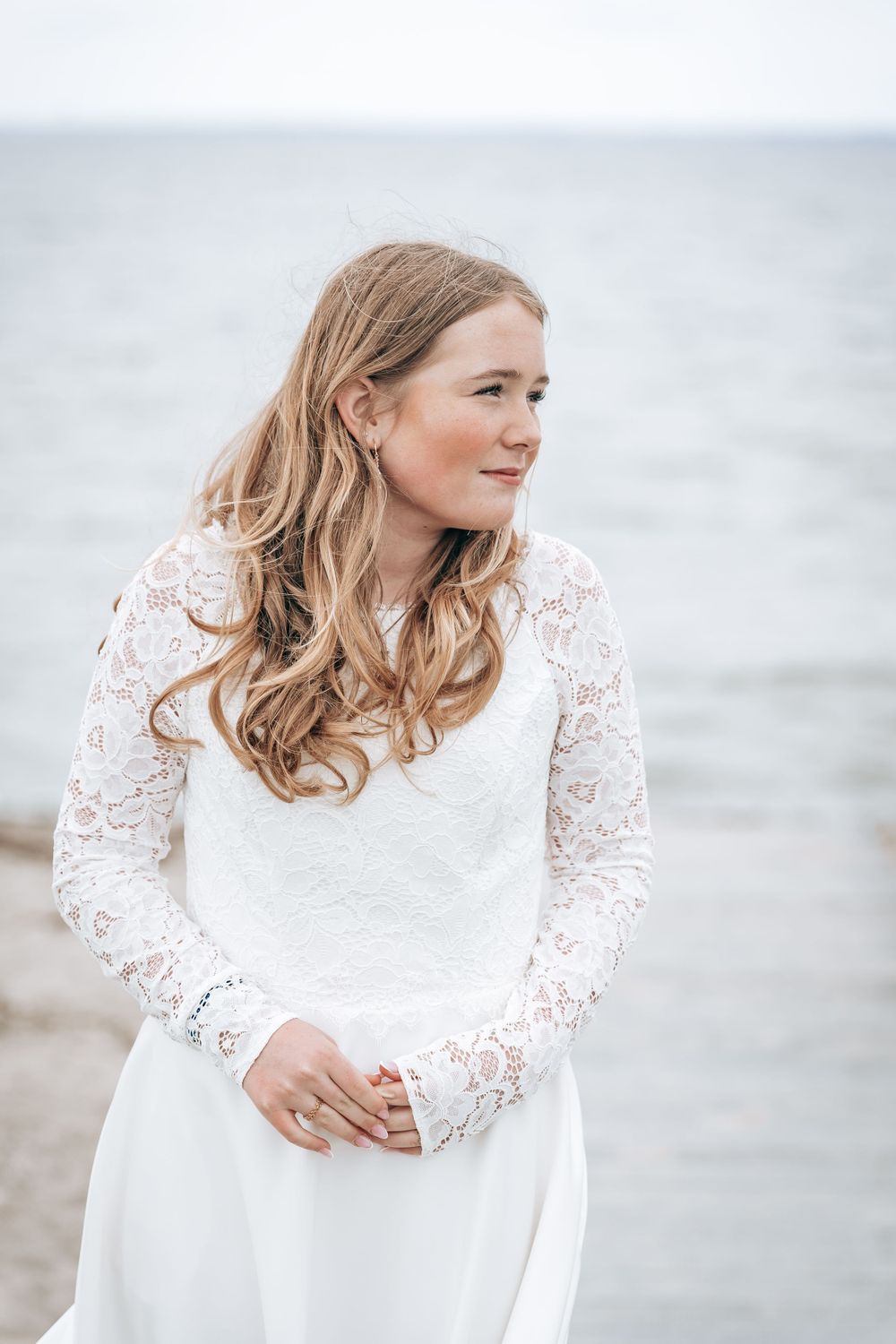 Konfirmationsportræt ved vandet – smuk udendørs konfirmationsfotografering i Jægerspris, Frederikssund og Nordsjælland