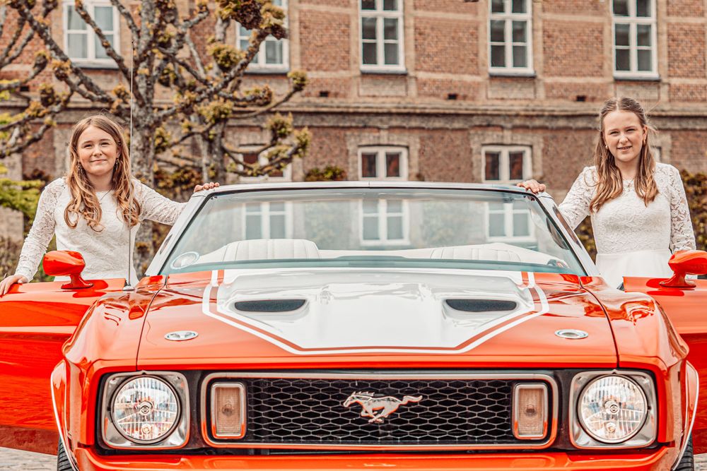 Konfirmationsfoto i Jægerspris med rød Ford Mustang – unik konfirmationsfotografering i Frederikssund og Nordsjælland.
