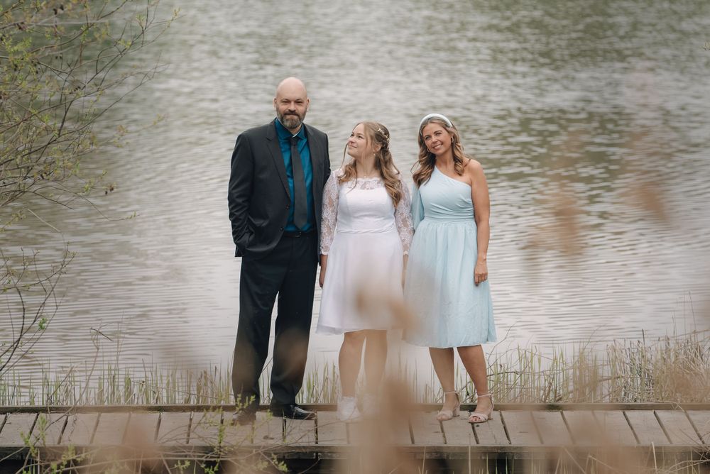 Konfirmationsbilleder ved søen – familieportræt af konfirmand fotograferet i Jægerspris, Frederikssund og Nordsjælland