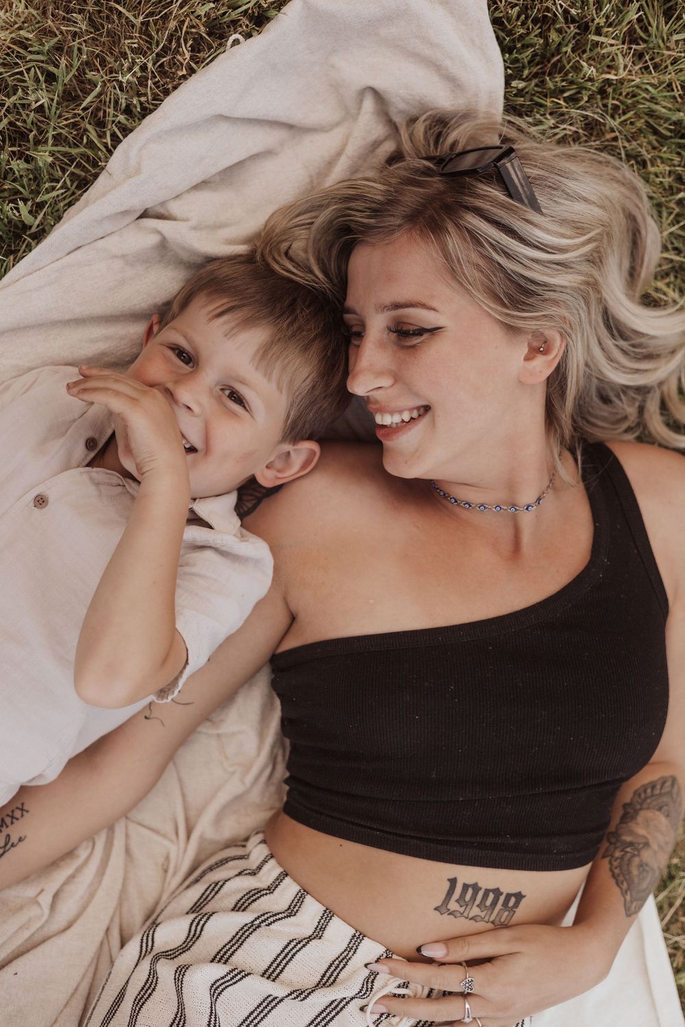 snapsbyleigha family photographer capturing the tiny newborn details