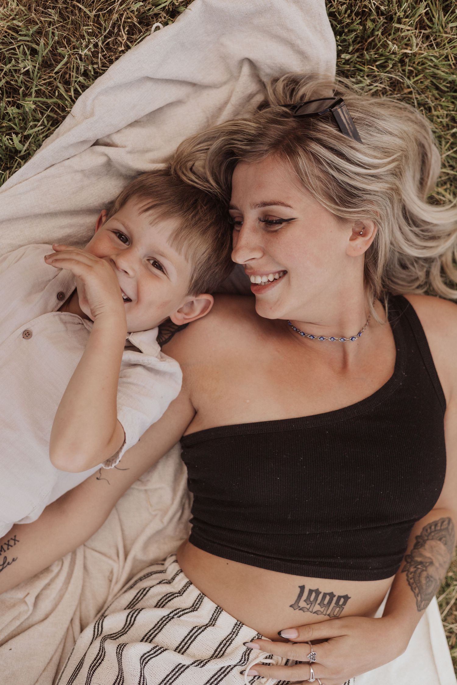 snapsbyleigha family photographer capturing the tiny newborn details