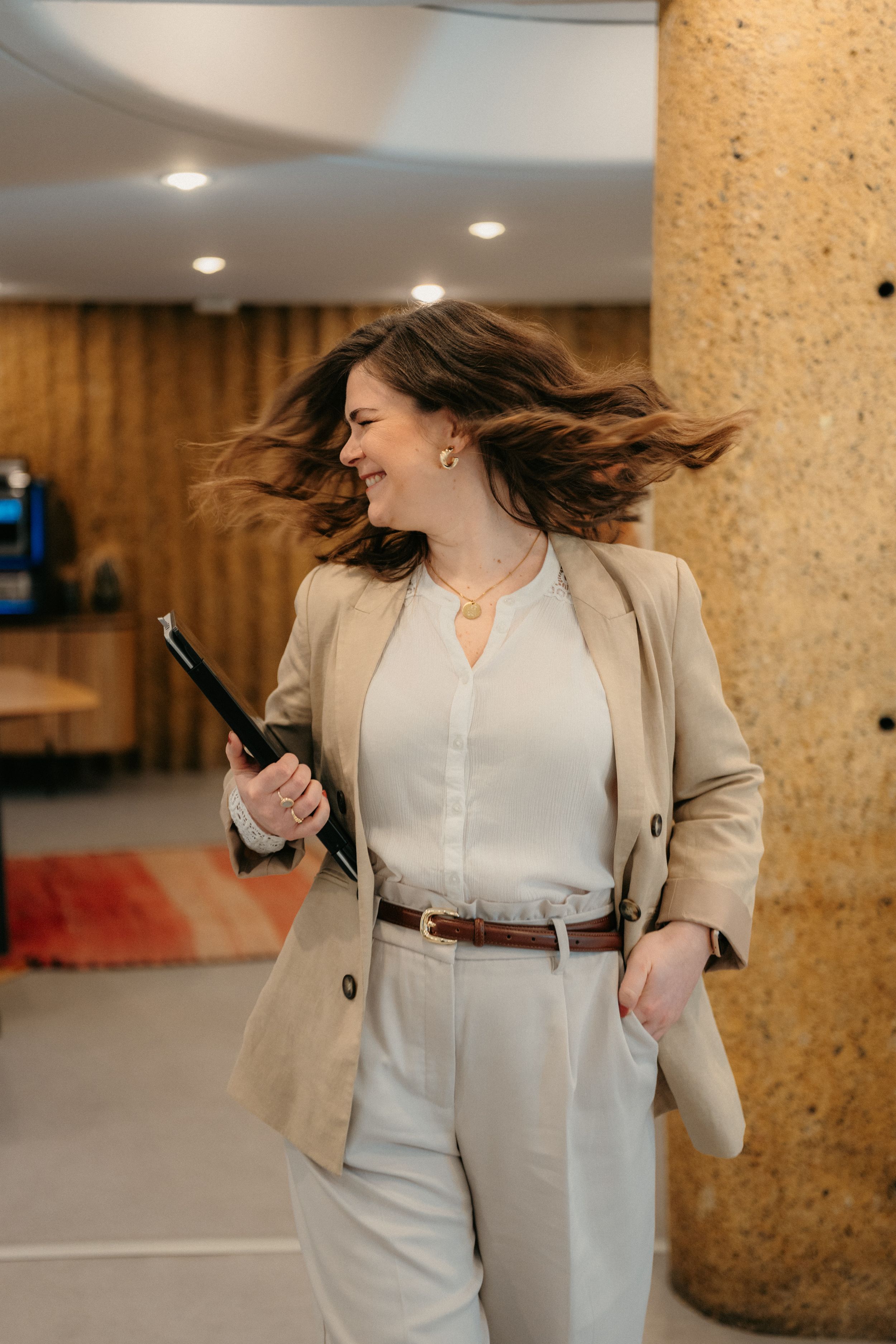 portrait joyeux d'une entrepreneure avec flou de mouvement