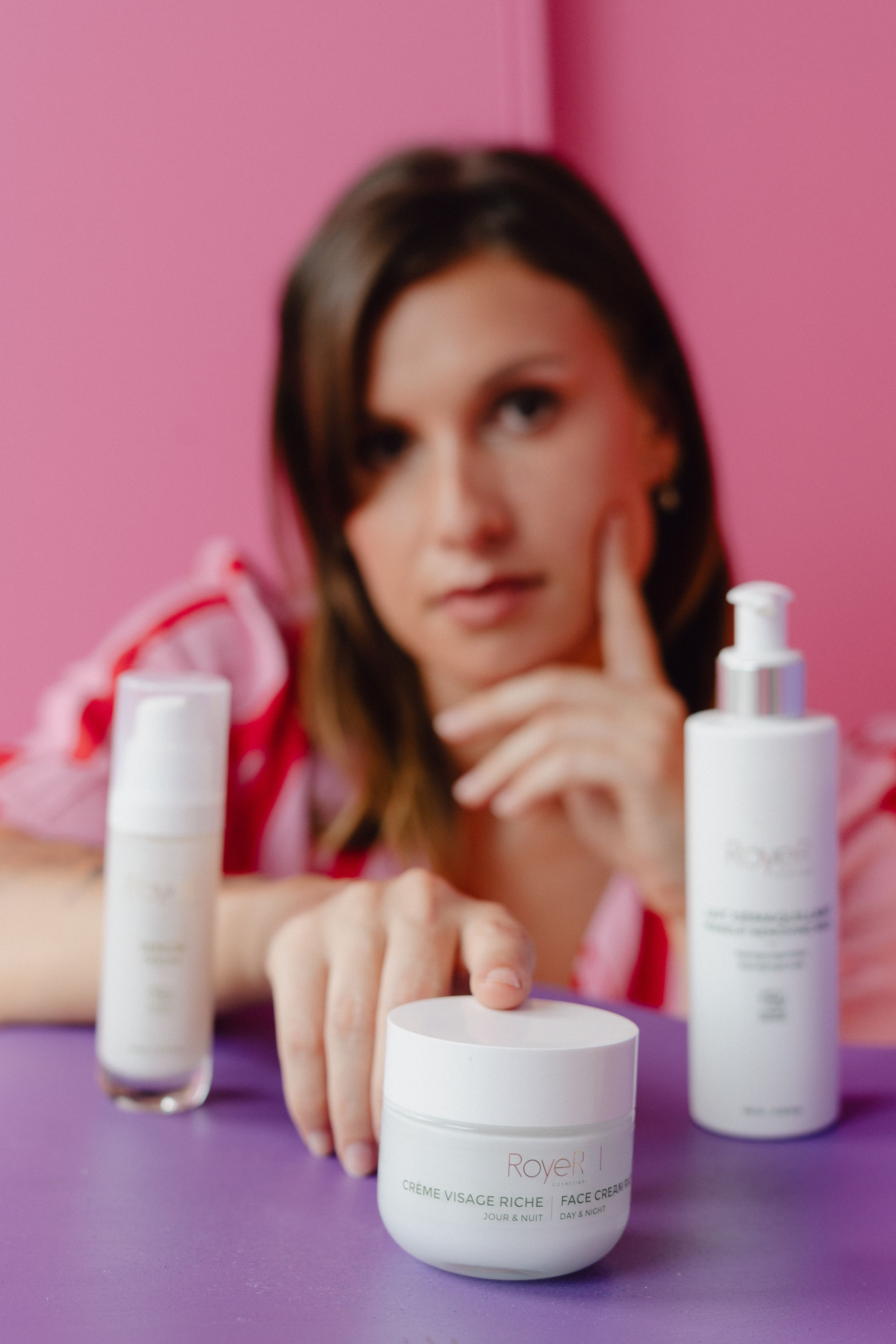 présentation d'un produit Royer par une gérante d'un institut de beauté