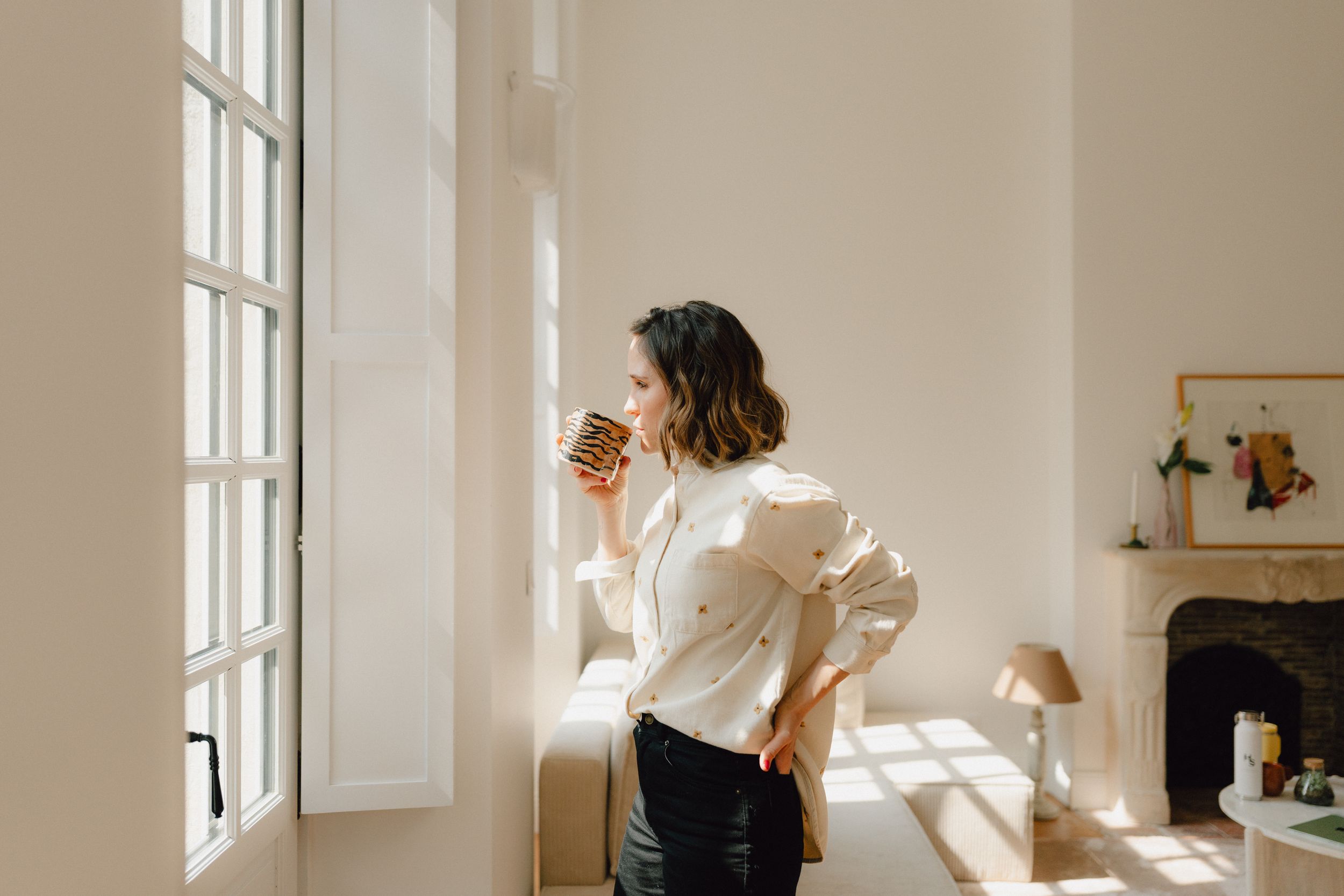 portrait d'une entrepreneure en face d'une fenêtre