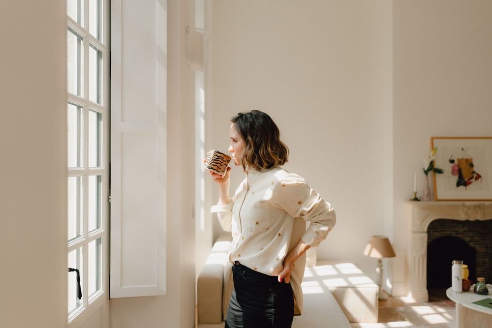 portrait d'une entrepreneure en face d'une fenêtre