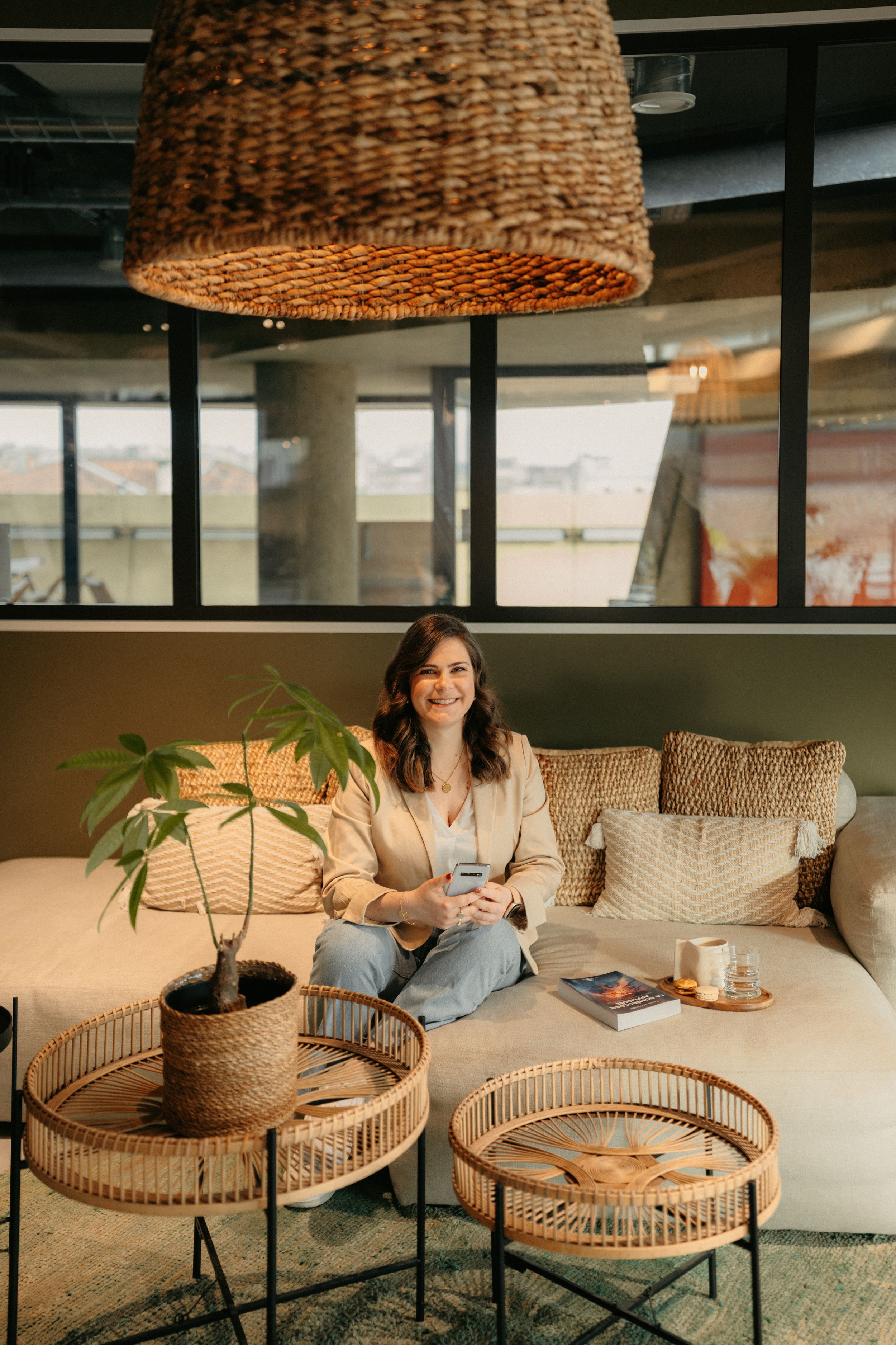 Entrepreneure assise dans un canapé d'un lieu de coworking pour son shooting personal branding