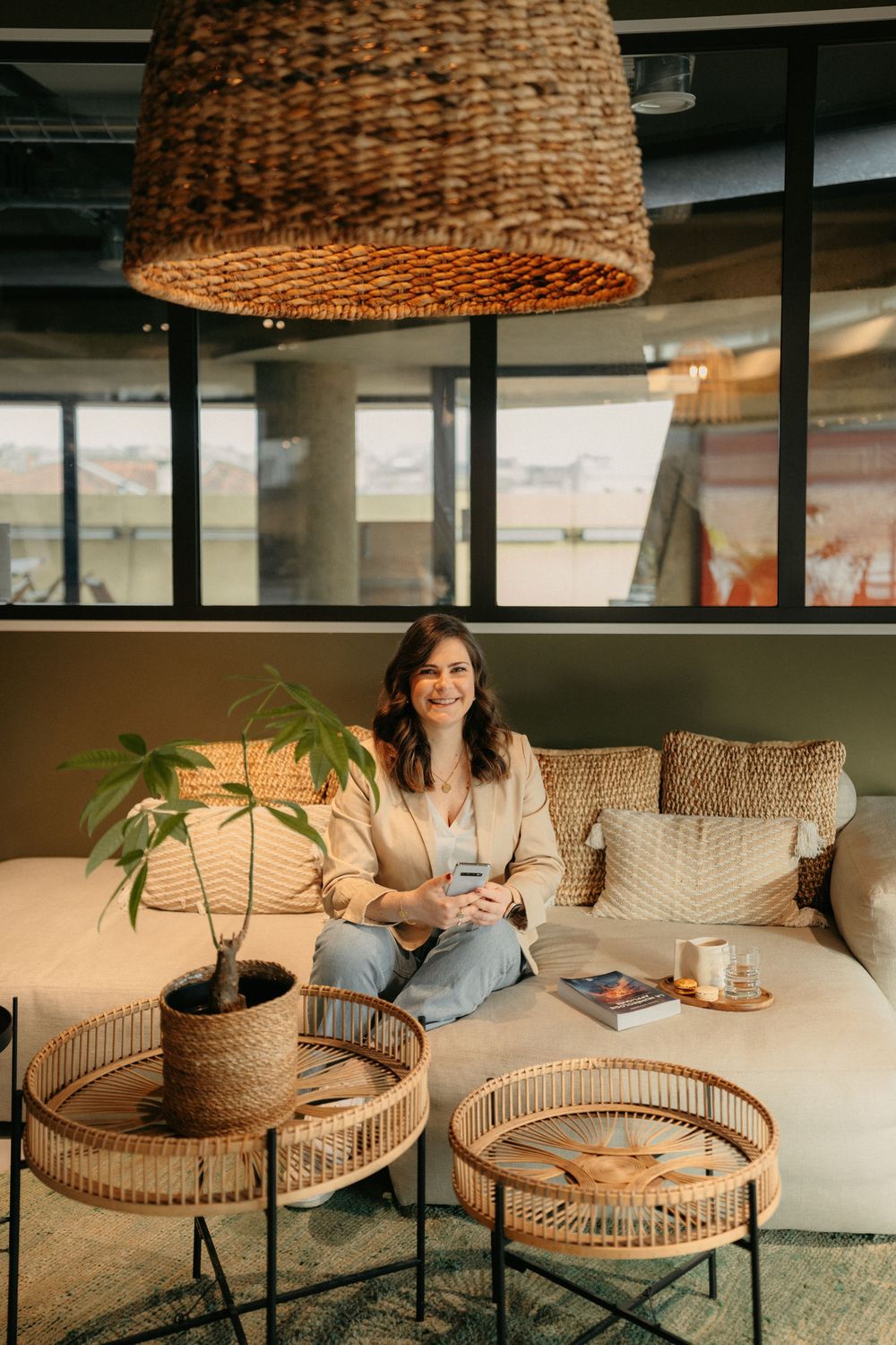 Entrepreneure assise dans un canapé d'un lieu de coworking pour son shooting personal branding