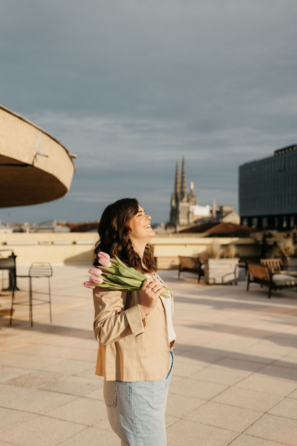 entrepreneure debout sur la terrasse d'un coworking