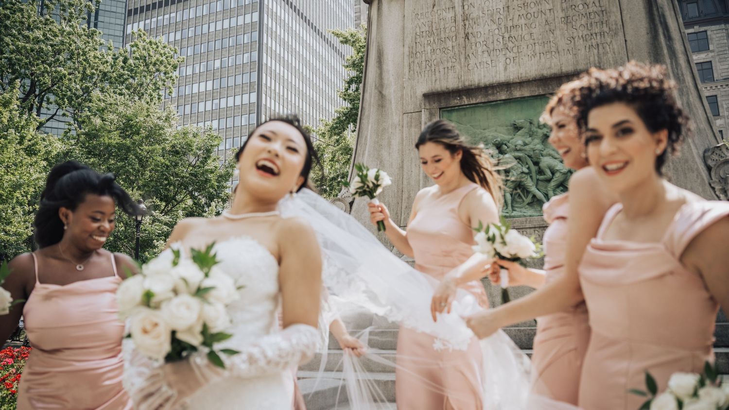 Meilleur photographe de mariage du monde T-Gonzalez capturant l'émotion et la beauté dans le Centre-Ville de Montréal.