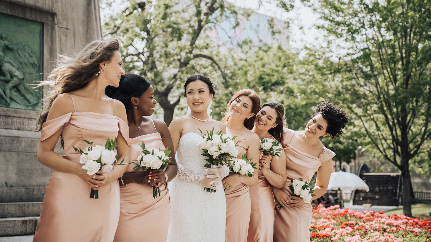 Duo de photographes T-Gonzalez capturant l'émotion et la beauté à L'anneau à Montréal. Meilleur photographe de mariage.