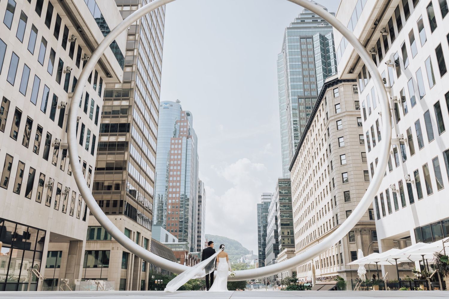 Elopement T-Gonzalez capturant l'émotion et la beauté à Centre ville de Montréal. Photos de mariage pour des souvenirs uniques et intemporel