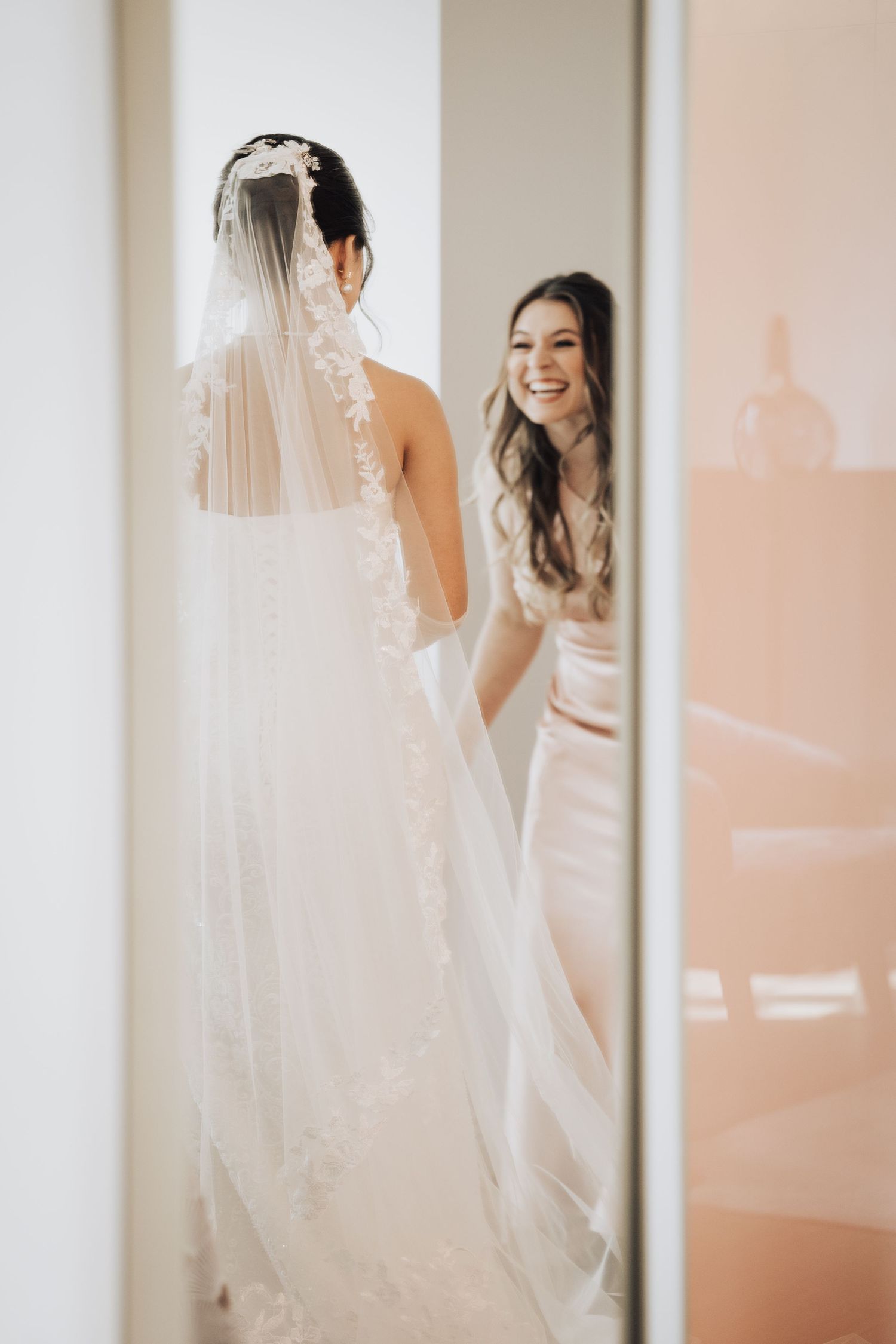 Photographe de Montréal T-Gonzalez capturant l'émotion et la beauté à Centre ville de Montréal. Duo de photographes de mariage pour des souv