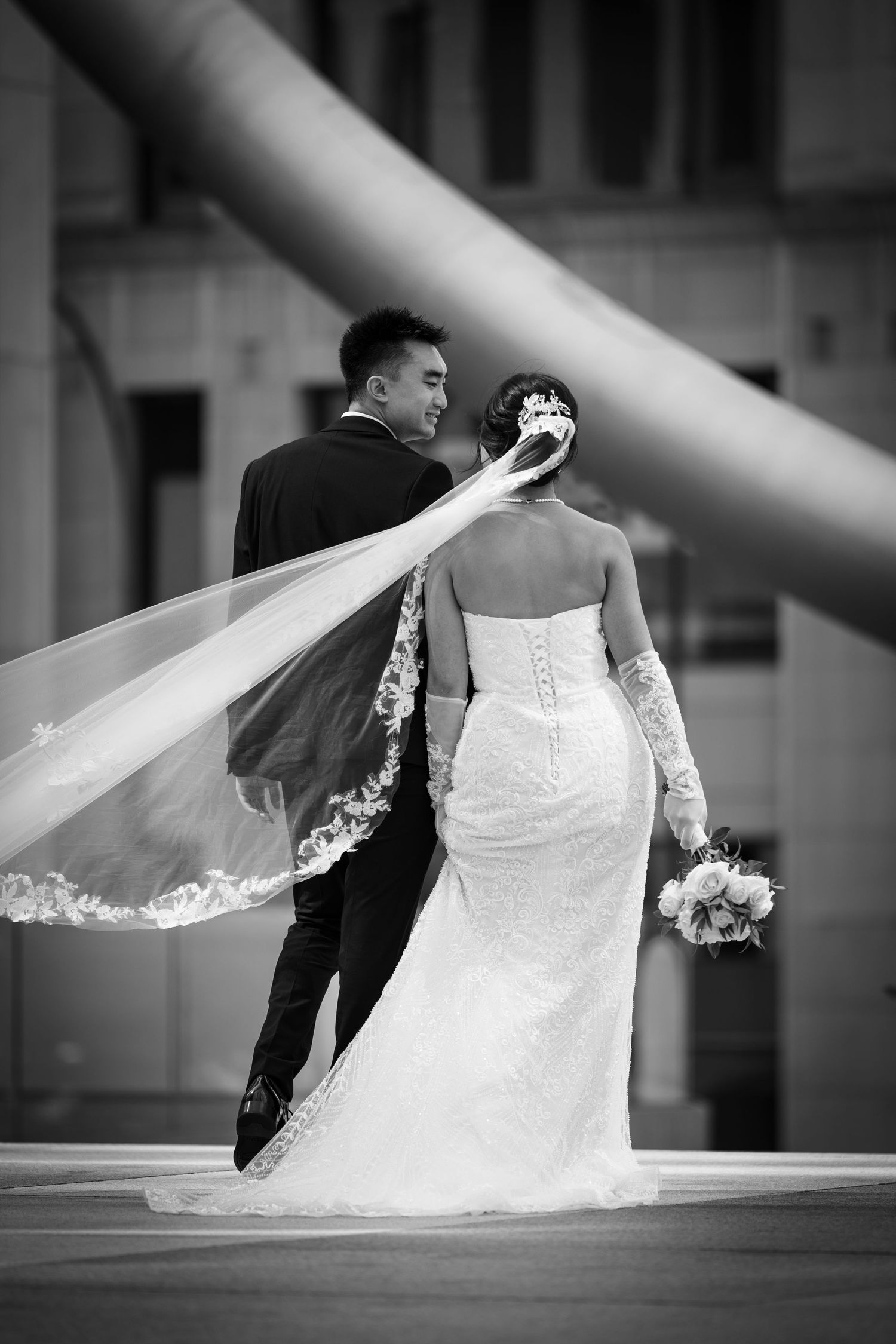 Photographe Canadien T-Gonzalez capturant l'émotion et la beauté à Centre ville de Montréal. À l'anneau.