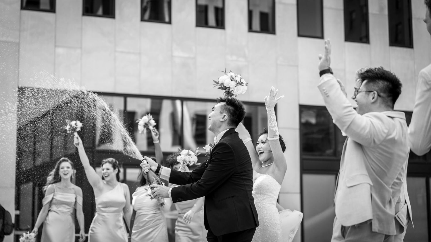 Photographe de mariage T-Gonzalez capturant l'émotion et la beauté à L'anneau à Montréal. Photographe Canadien pour des souvenirs uniques.